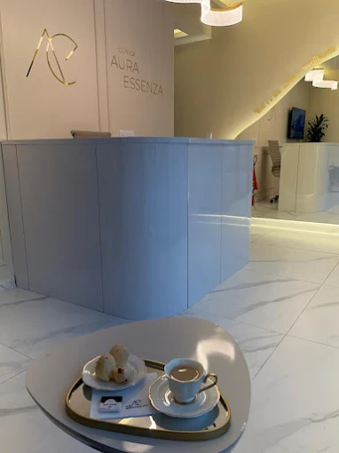 Café servido aos clientes na sala de espera da clínica